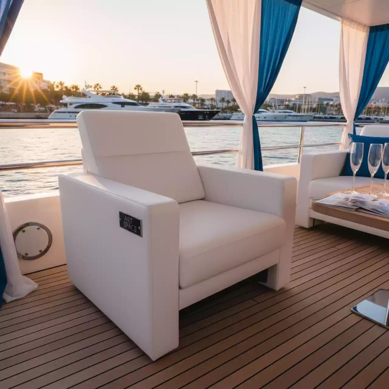 Аренда Кресло Комфорт экокожа ярко белое на VIP-яхте (Имеретинский порт) — ART SPACE