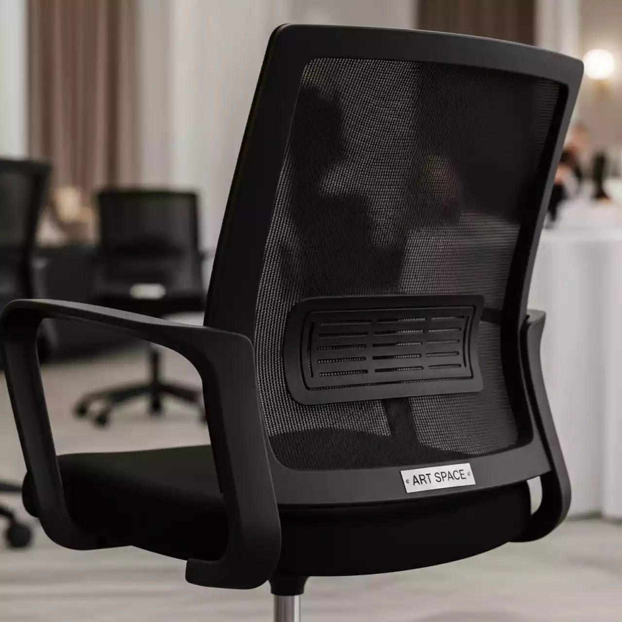 Аренда Кресло конференц Бит CF черный пластик черная сетка черная ткань в ресторане «Паруса» — ART SPACE