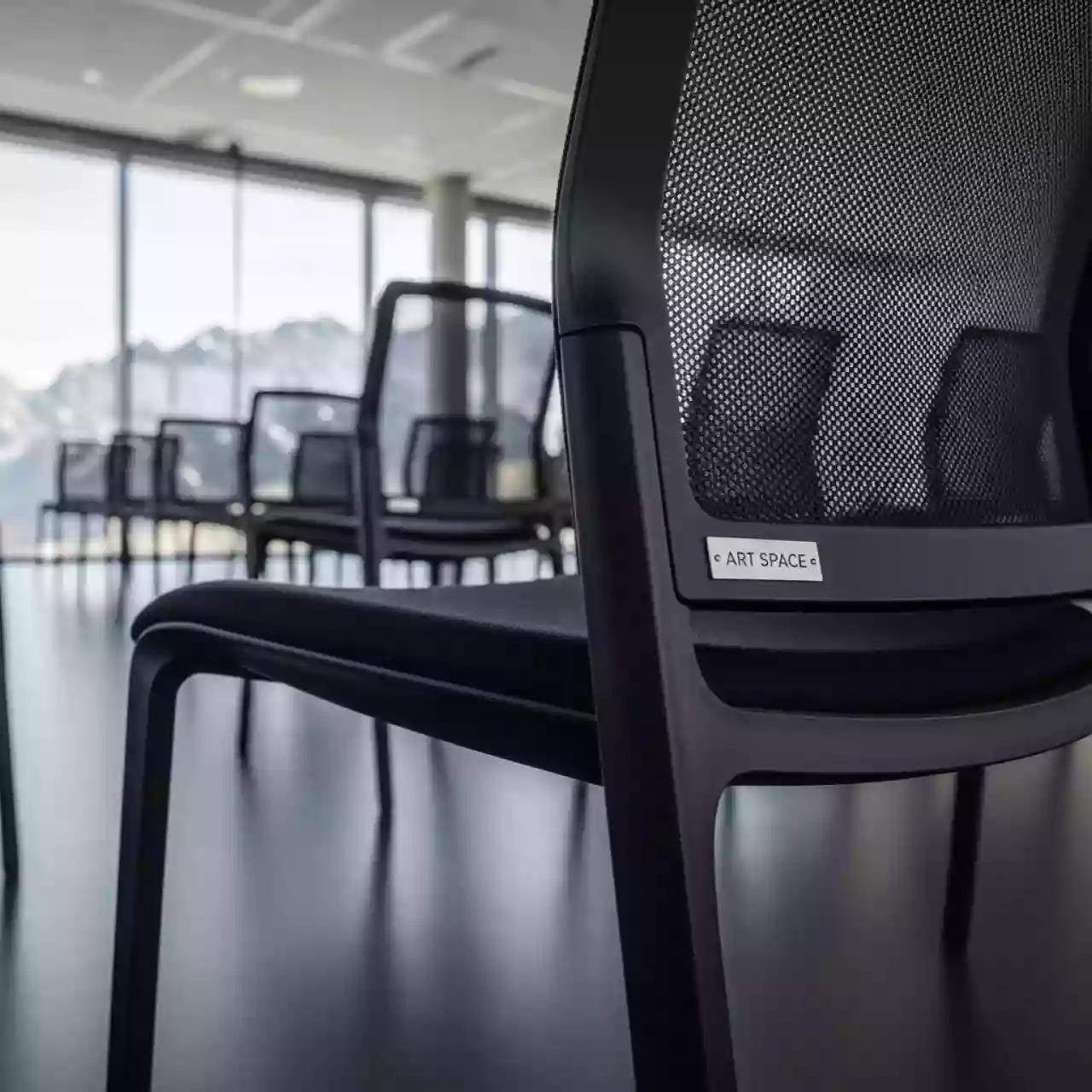 Аренда Кресло конференц Бит CF черный пластик черная сетка на площадке Rosa Peak (2320м) — ART SPACE