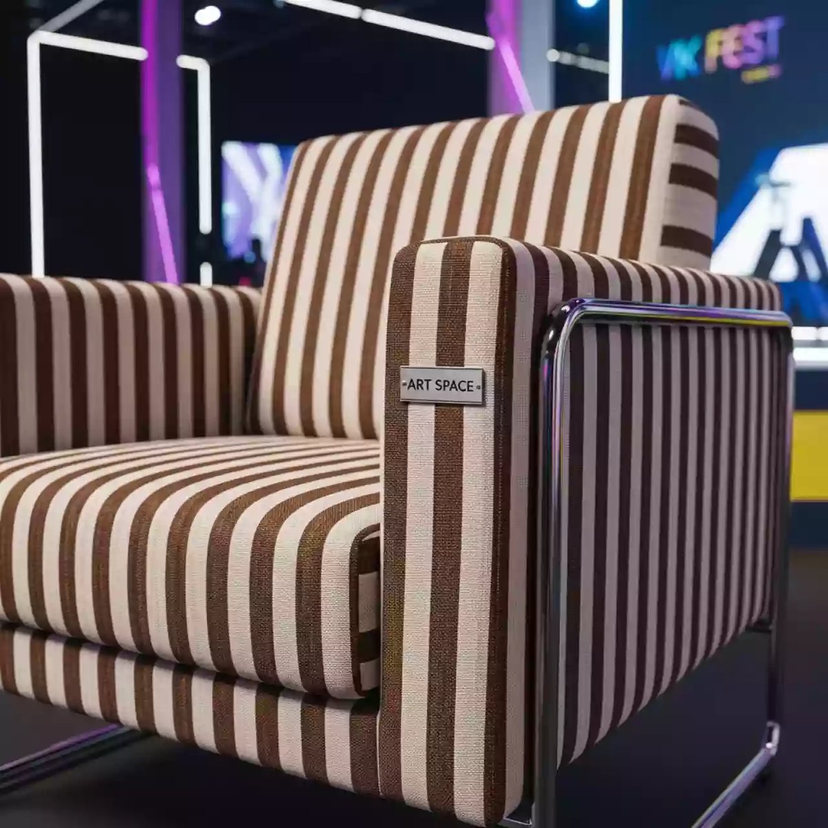 Аренда Кресло коричневое полосатое полиэстер стальной каркас M3224 в VK Stadium Sirius — ART SPACE