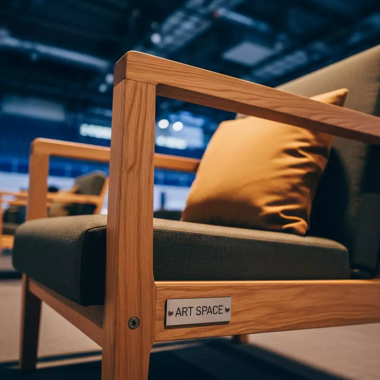 Аренда Кресло Lamorisse Lounge деревянное с подушкой в ледовой арене «Шайба» — ART SPACE