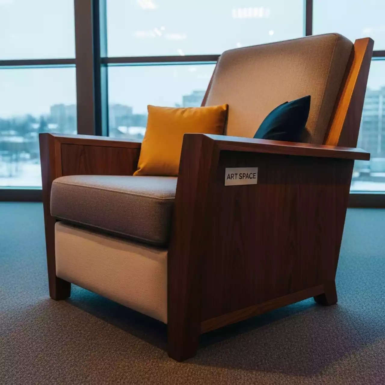 Аренда Кресло лаунж деревянное с подушками Maynard на Медальной площади — ART SPACE