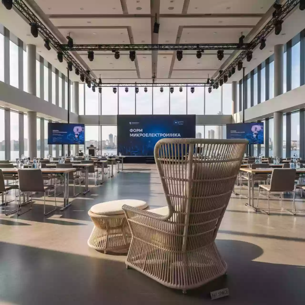 Аренда Кресло лаунж плетеное Mali с высокой спинкой и пуфом в банкетном зале «Дельфин» — ART SPACE