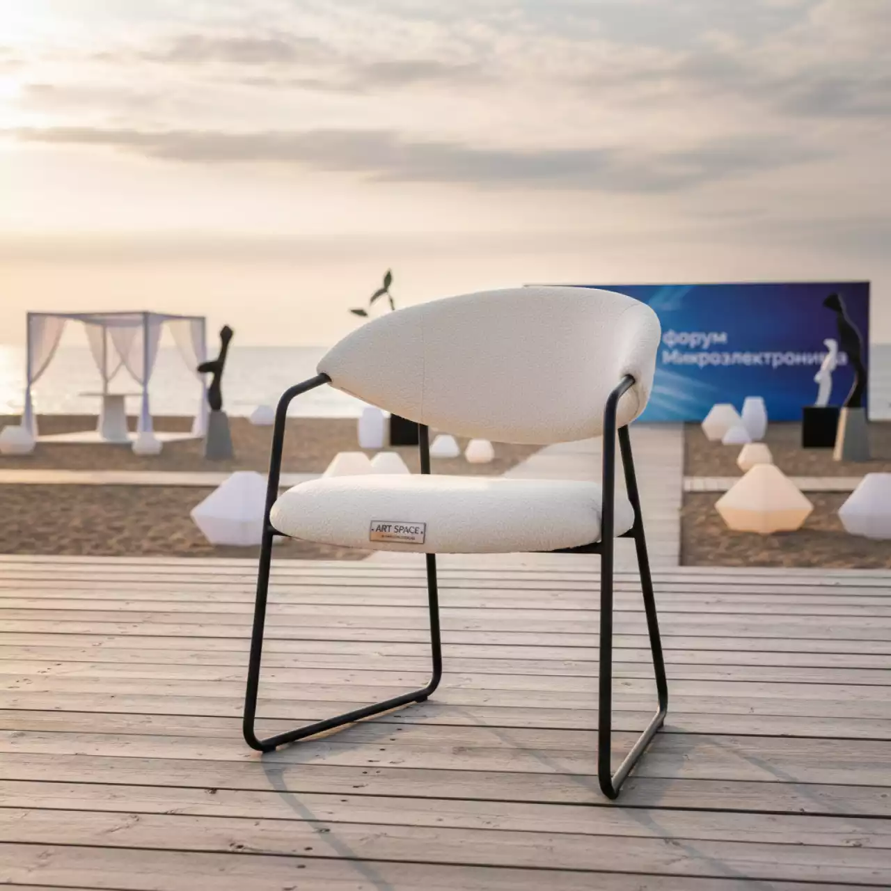 Аренда Кресло лофт T око велюр Teddy 020 каркас черный муар на пляже «Маяк» — ART SPACE