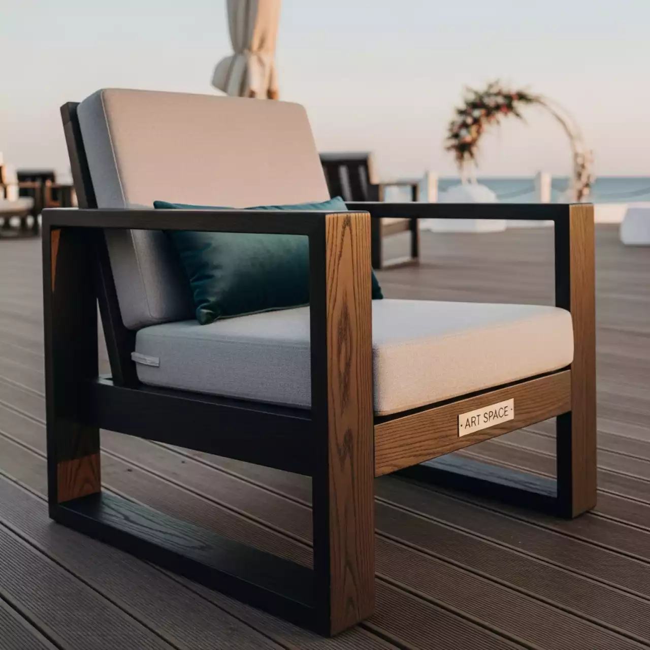 Аренда Кресло Марсель с подушками мореный дуб на пляже «Мандарин» — ART SPACE