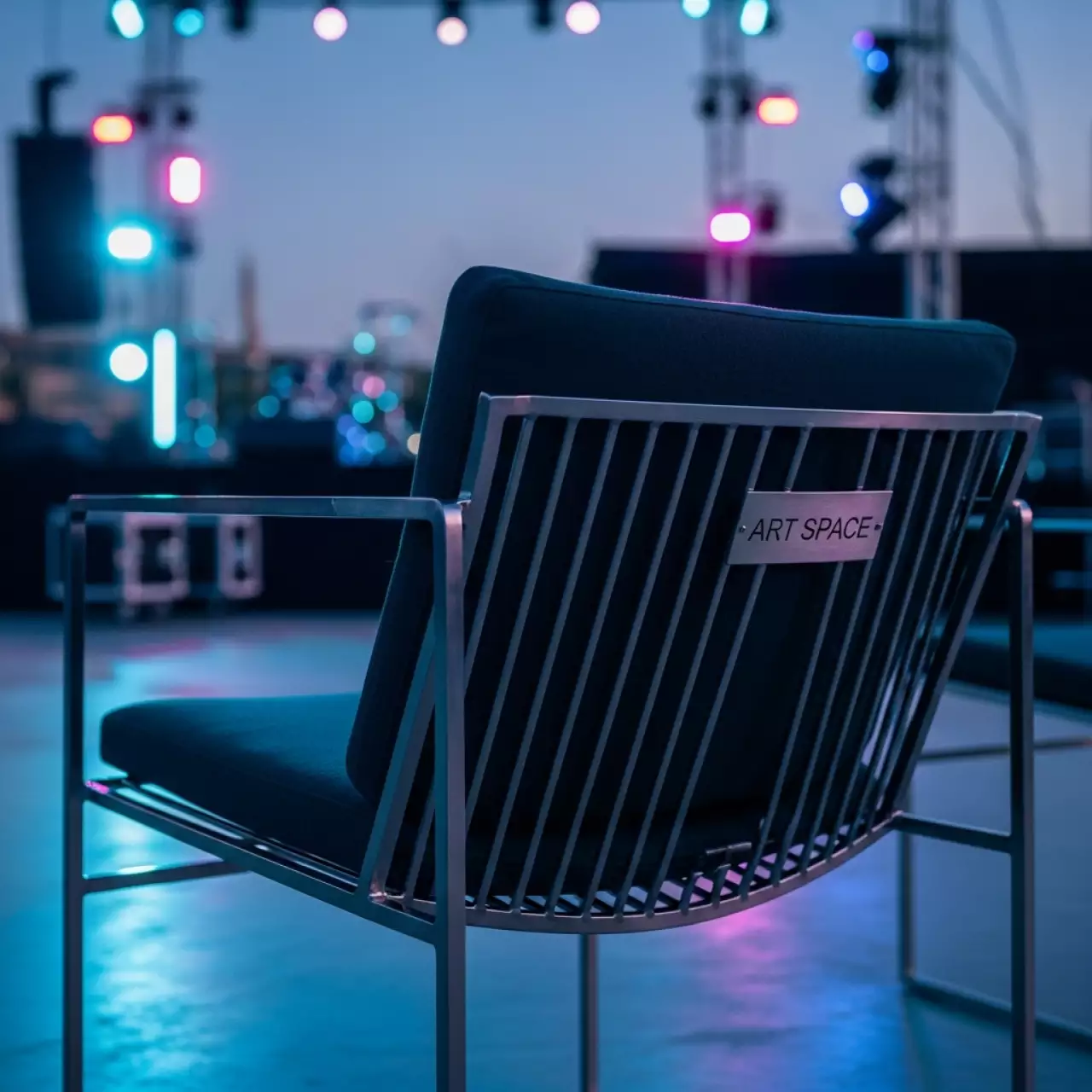 Аренда Кресло металлическое с подушкой Como в Mövenpick Hotel — ART SPACE