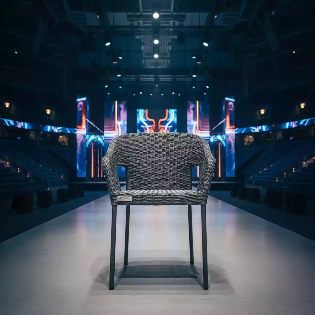 Аренда Кресло обеденное плетеное YH C1619W graphite на арене «Фишт» — ART SPACE