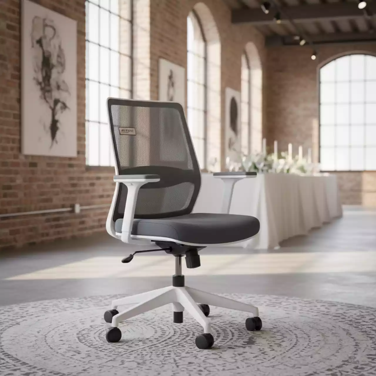 Аренда Кресло офисное Бит белый пластик серая сетка темно серая ткань в Mövenpick Hotel — ART SPACE