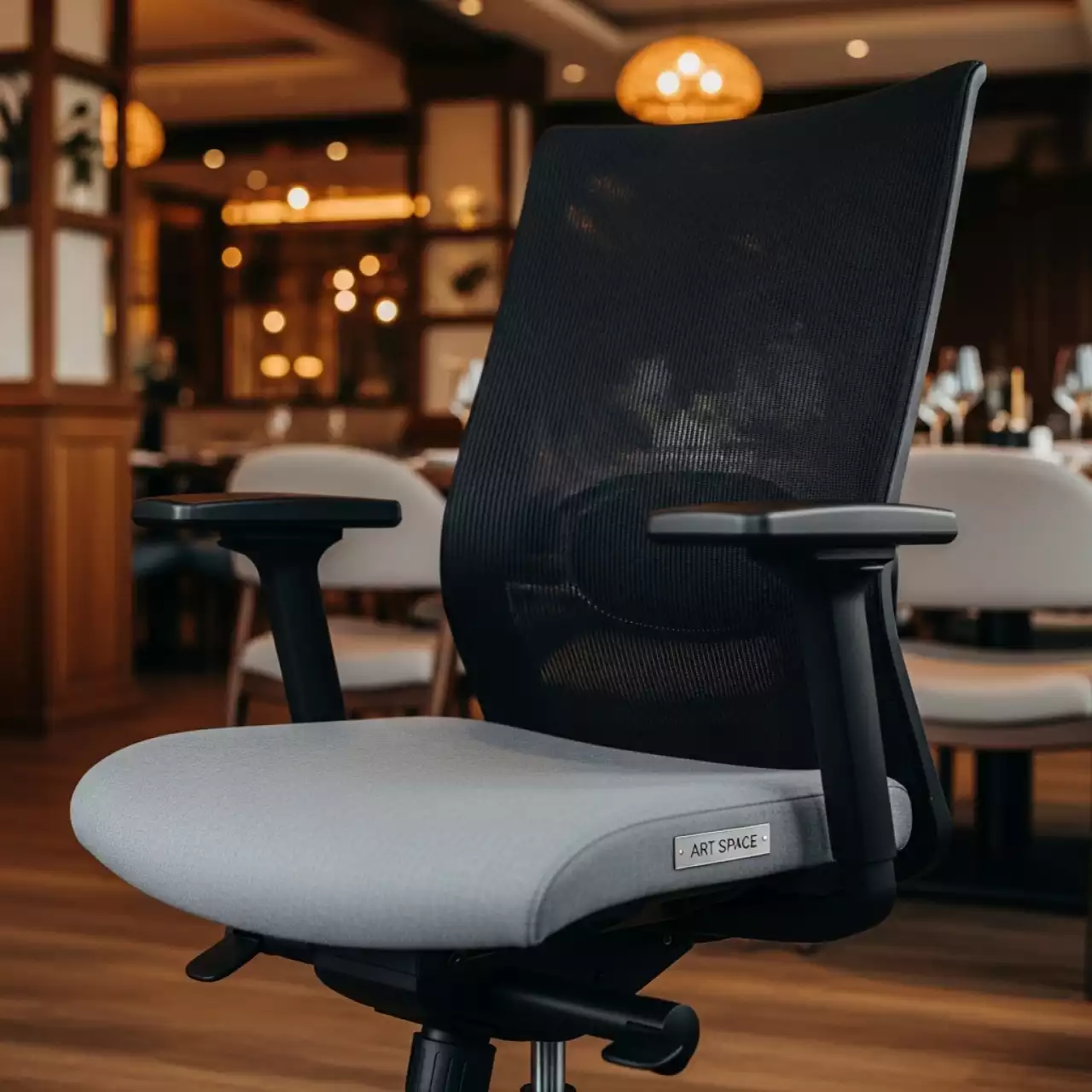 Аренда Кресло офисное Chasm черно серое в ресторане «Магадан» — ART SPACE