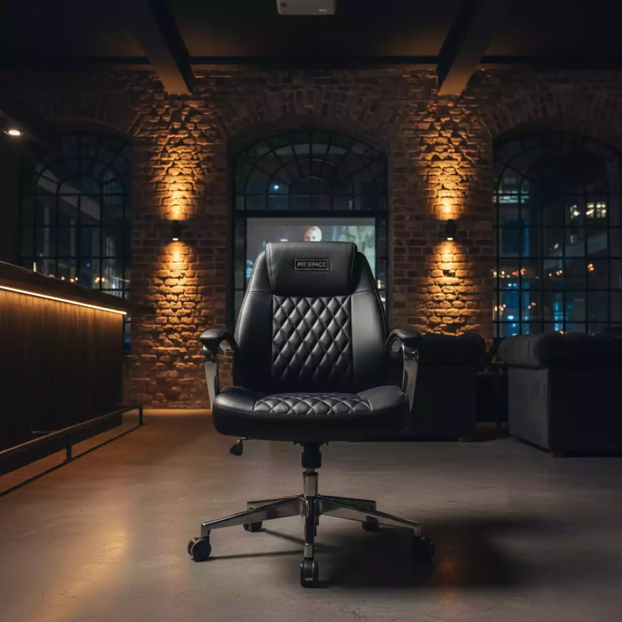 Аренда Кресло офисное черное из кожи в ресторане «Баран-Рапан» — ART SPACE