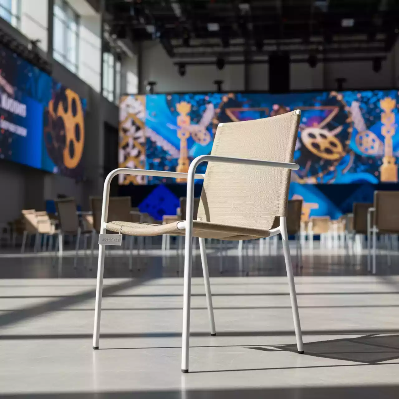 Аренда Кресло Паул белый каркас бежевая сетка в Delta Sirius — ART SPACE