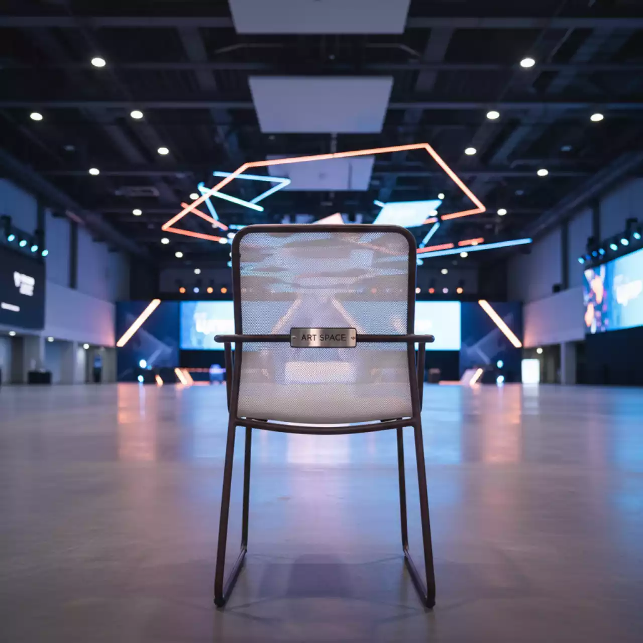 Аренда Кресло Паул кофейный каркас белая сетка в VK Stadium Sirius — ART SPACE