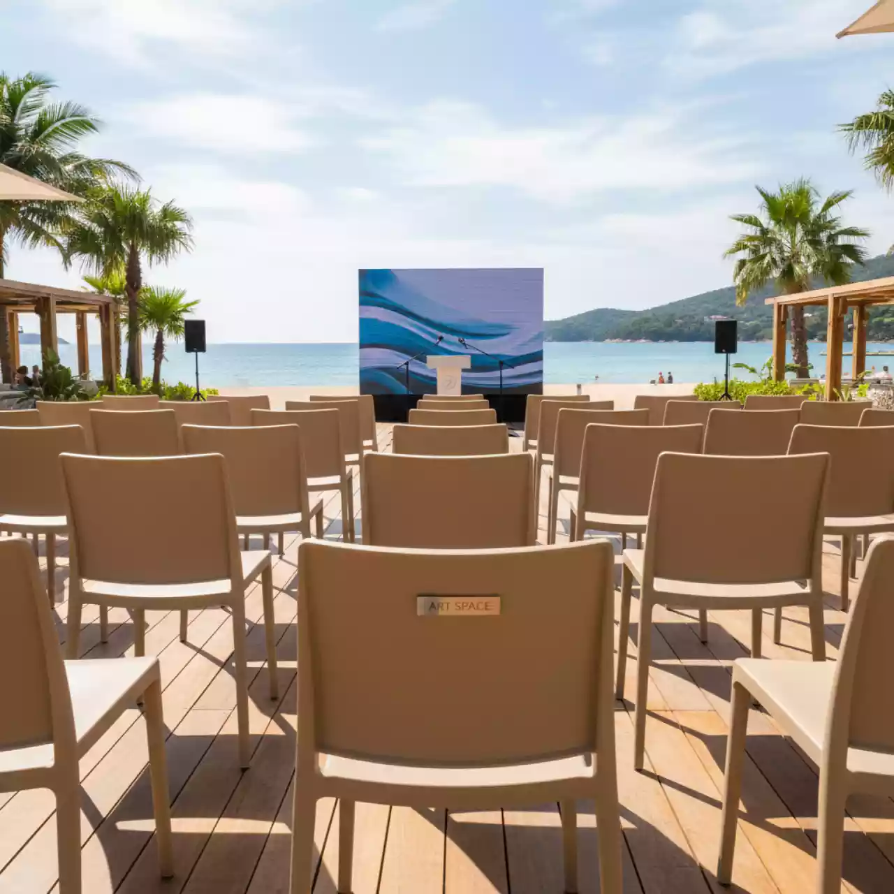 Аренда Кресло пластиковое бежевое Victor XL в пляжном комплексе VinoGrad — ART SPACE