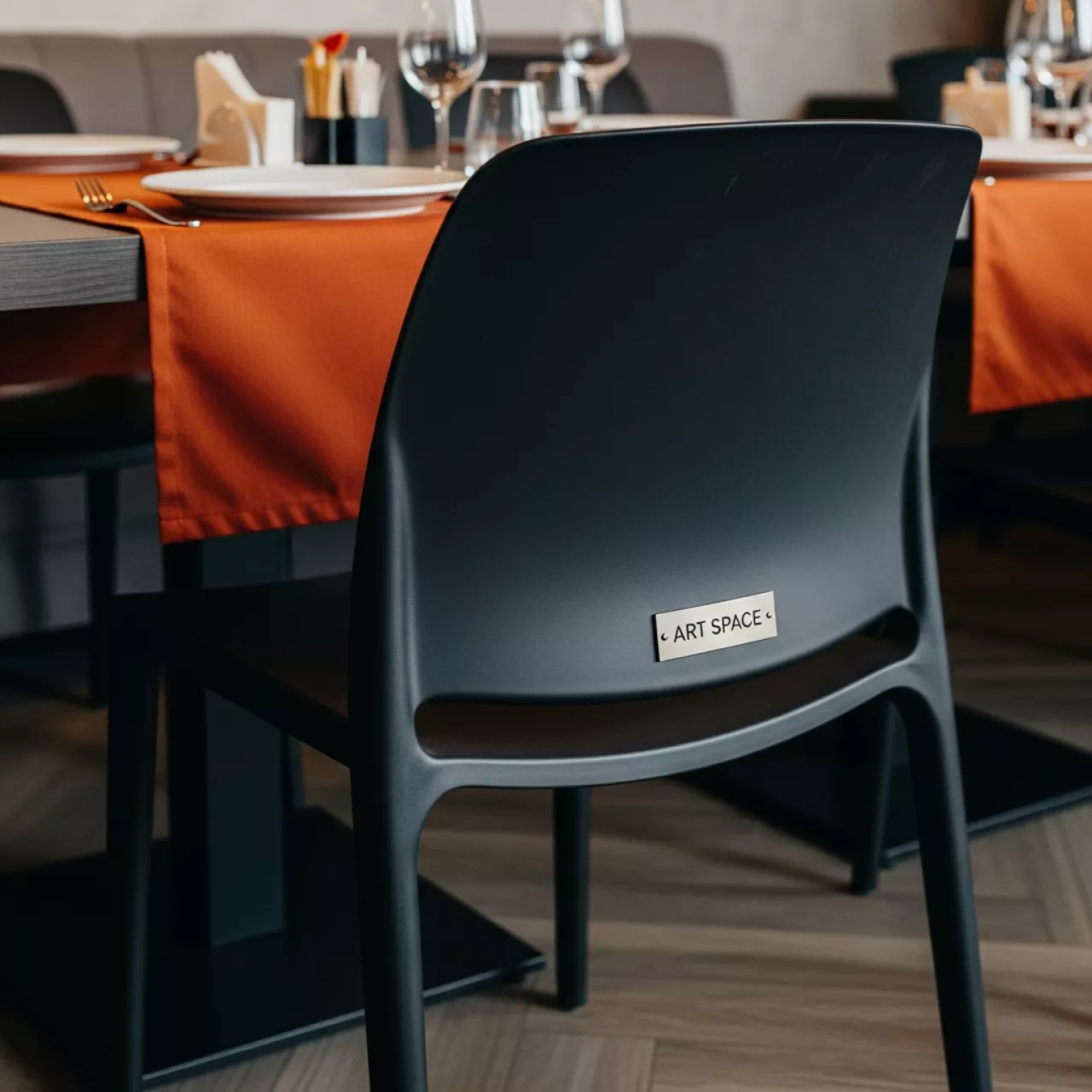 Аренда Кресло пластиковое Carmen черное в ресторане «Магадан» — ART SPACE