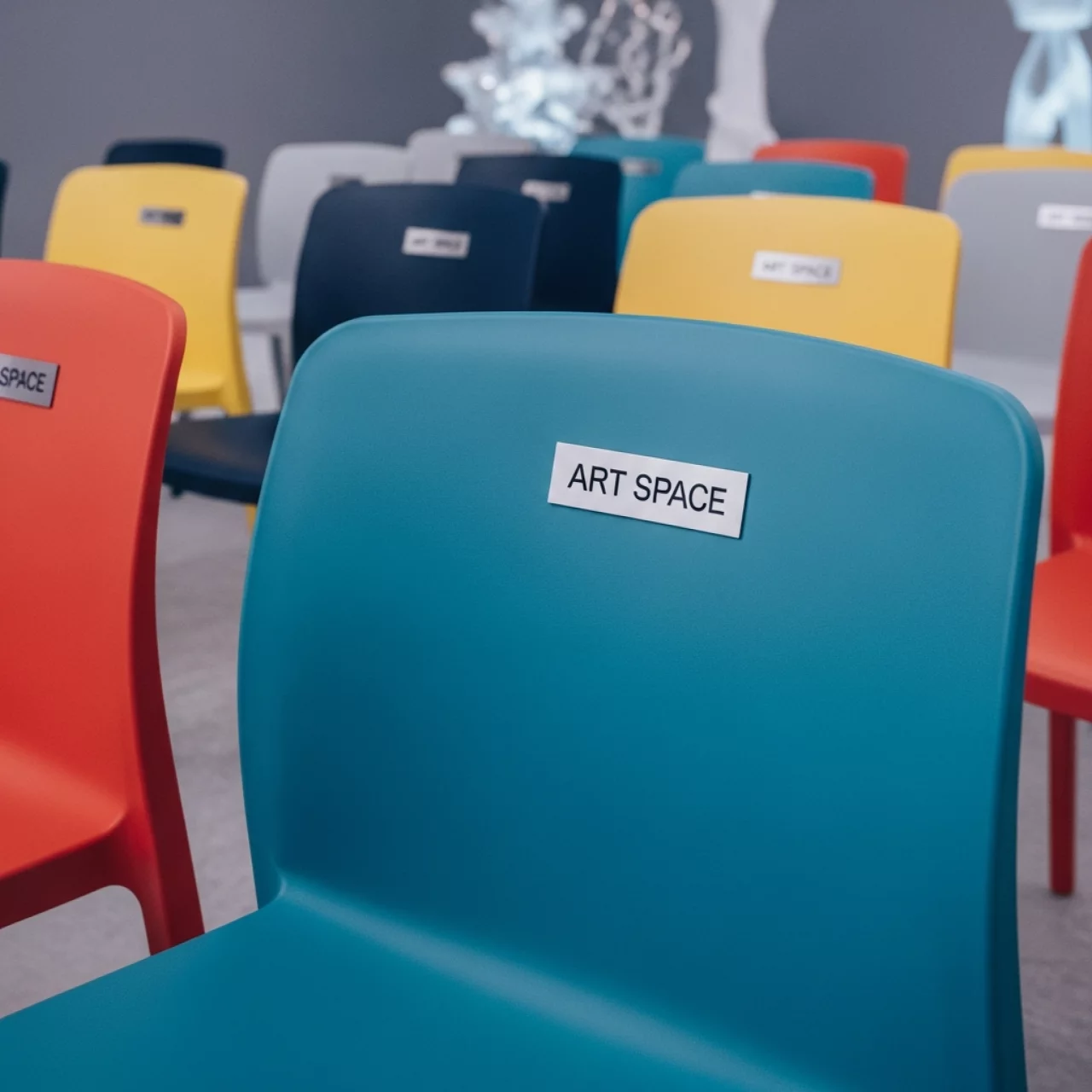 Аренда Кресло пластиковое двухцветное Zebra Bicolore в Ледовом дворце «Айсберг» — ART SPACE