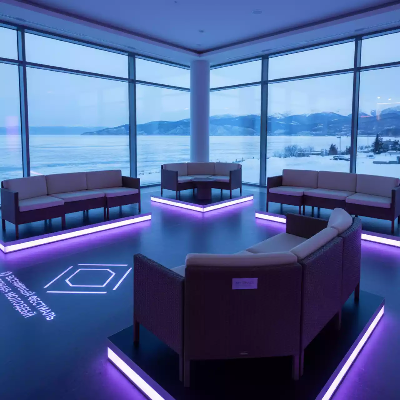 Аренда Кресло пластиковое классик коричневое Iowa Montana в Grand Karat Sochi — ART SPACE