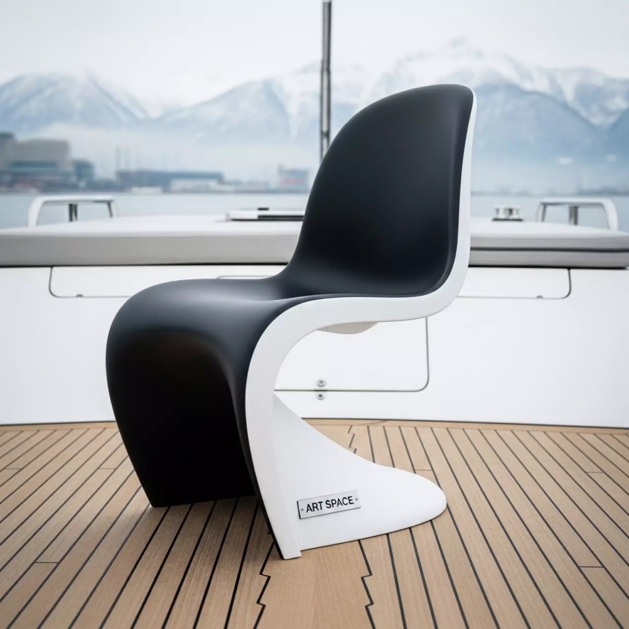 Аренда Кресло пластиковое Luna белое черное на VIP-яхте (Имеретинский порт) — ART SPACE