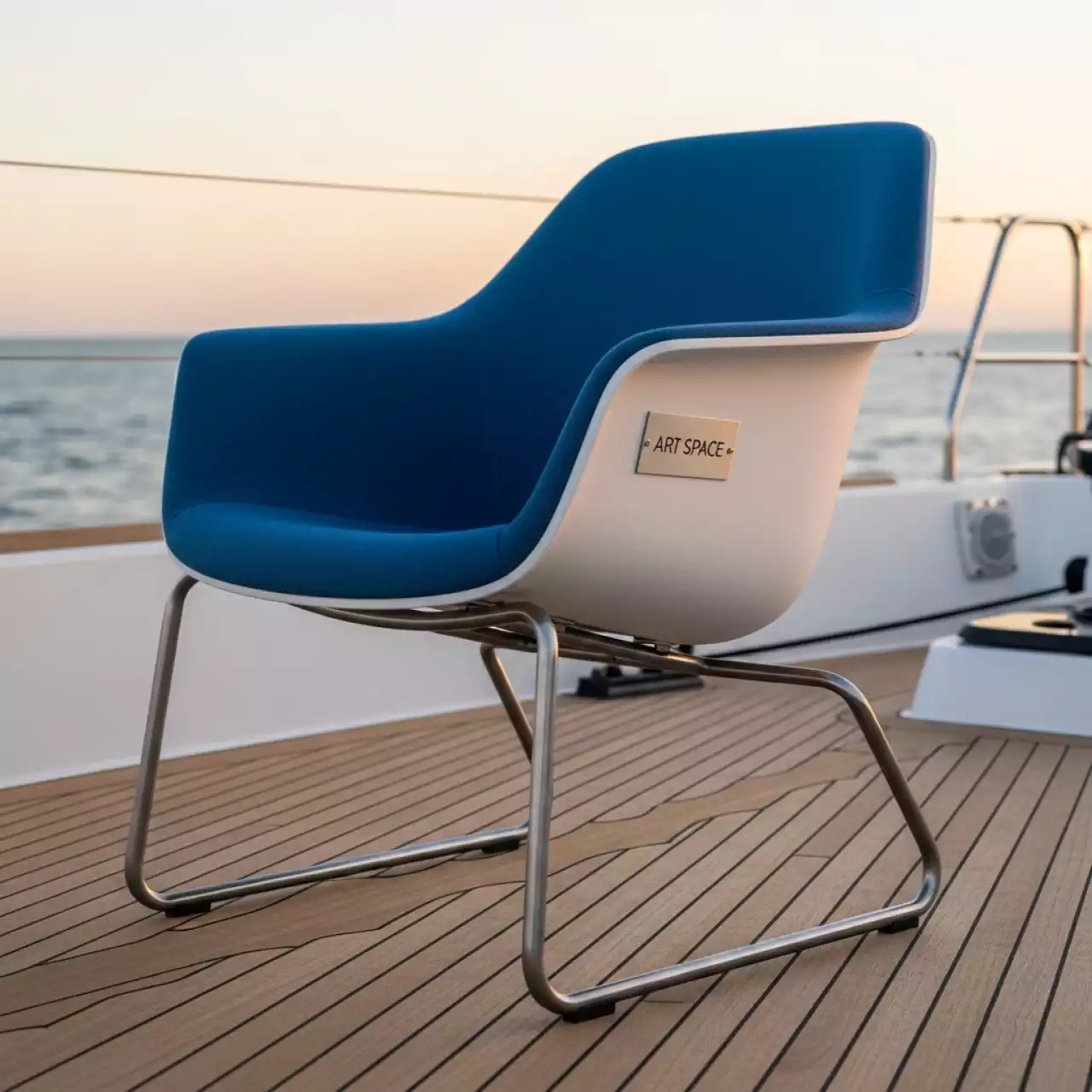 Аренда Кресло пластиковое на полозьях Babila XL RG на парусной регате (Сочи) — ART SPACE