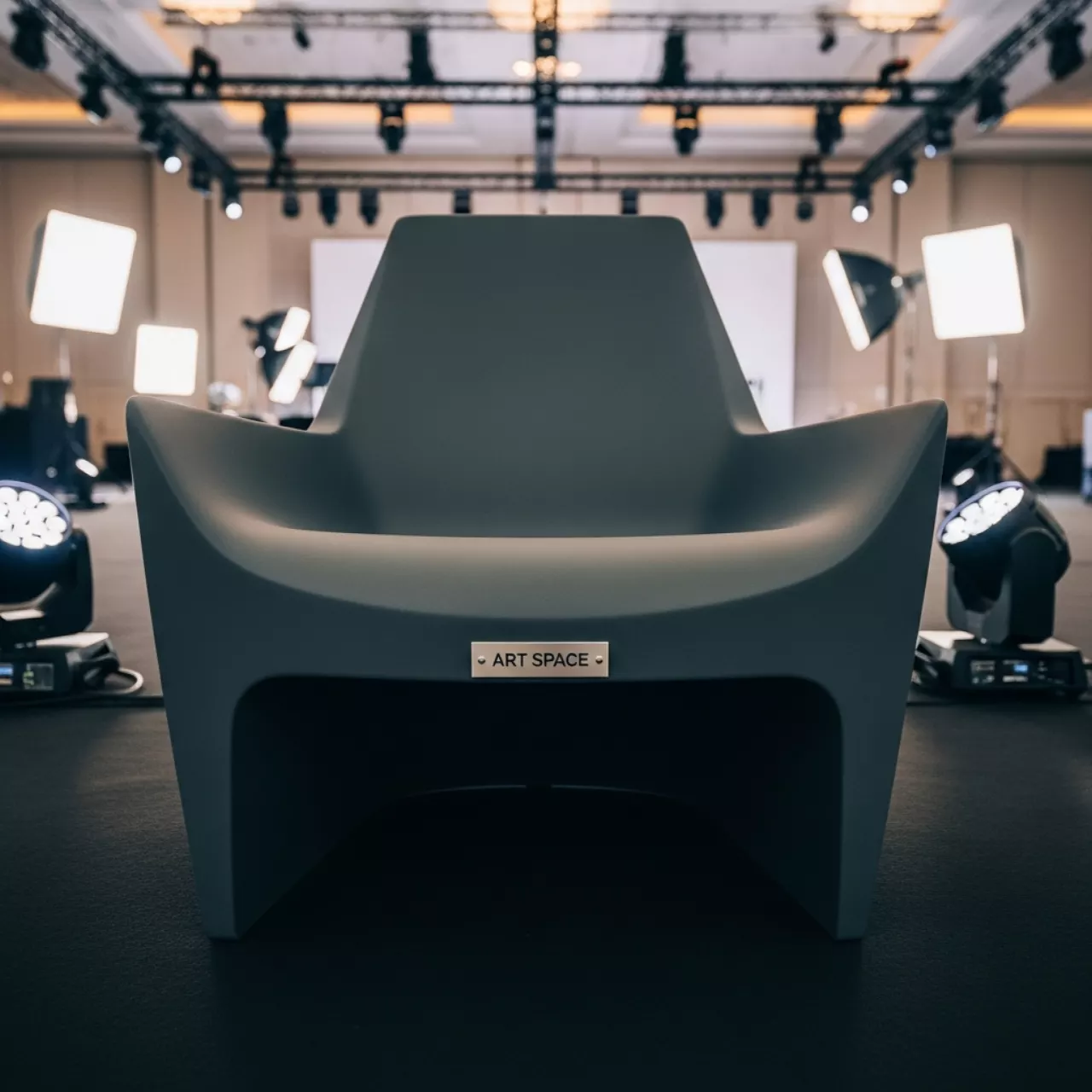 Аренда Кресло пластиковое Pacific Lounge в Radisson Blu Resort & Congress Centre — ART SPACE