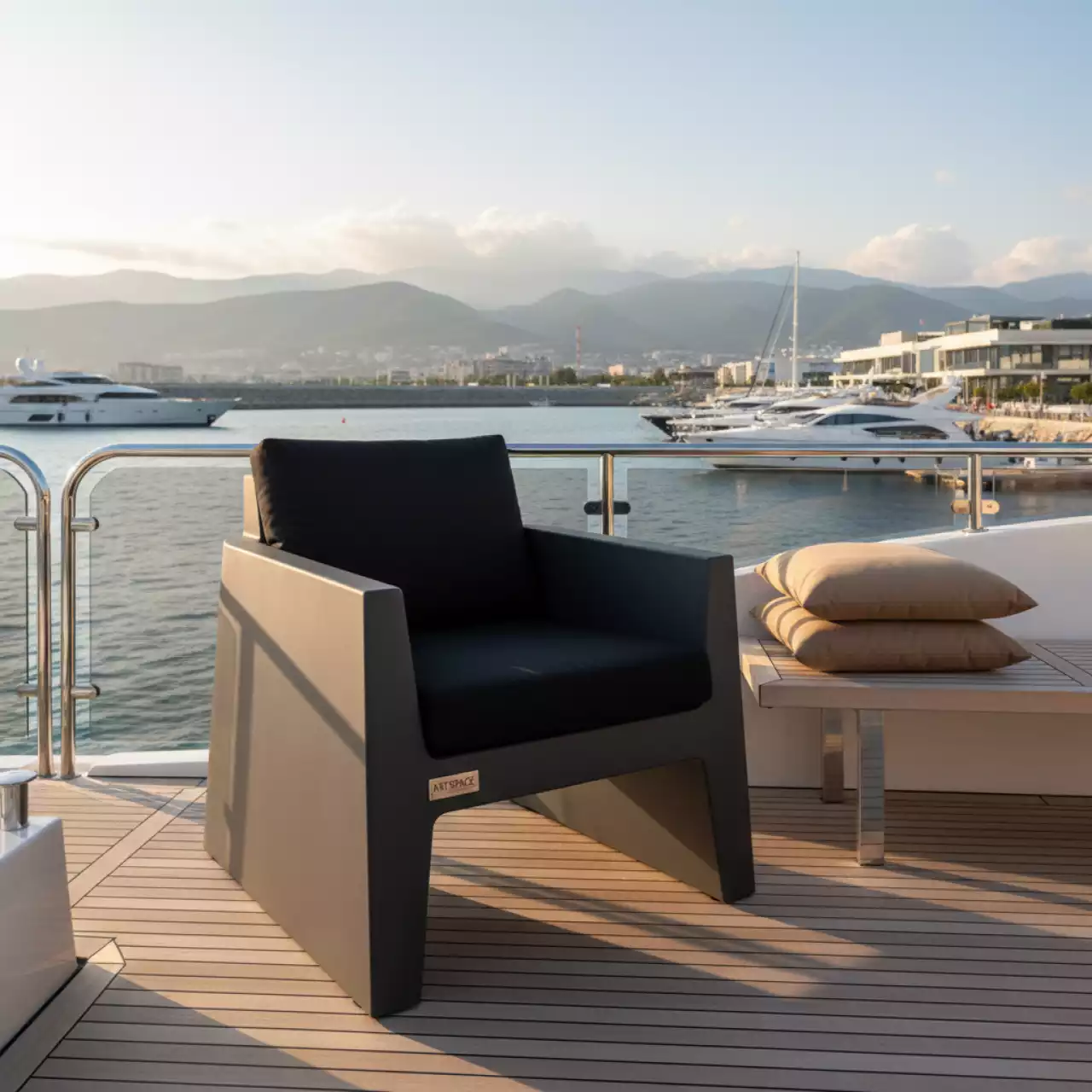 Аренда Кресло пластиковое Portofino с подушками черного и светло коричневого цвета на VIP-яхте (Имеретинский порт) — ART SPACE