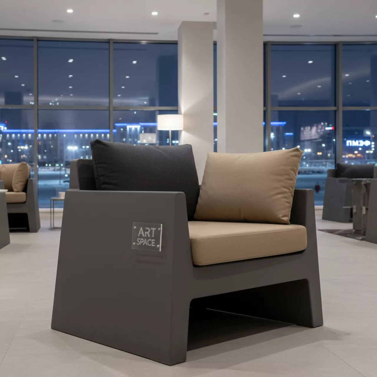 Аренда Кресло пластиковое Portofino с подушками темно серого и бежевого цвета в Mercure Сочи Центр — ART SPACE