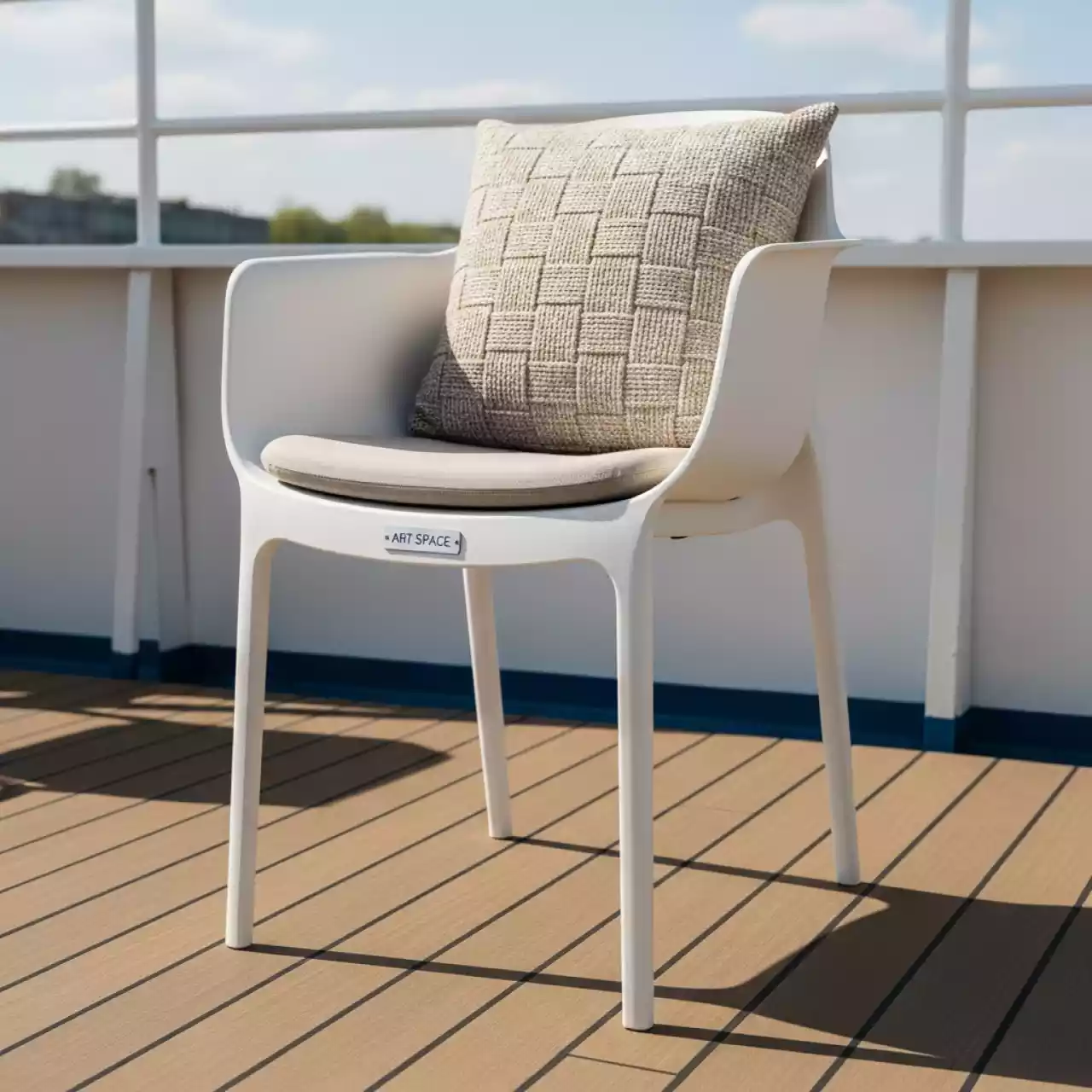 Аренда Кресло пластиковое Portofino с подушкой бежевого цвета на теплоходе «Дагомыс» — ART SPACE
