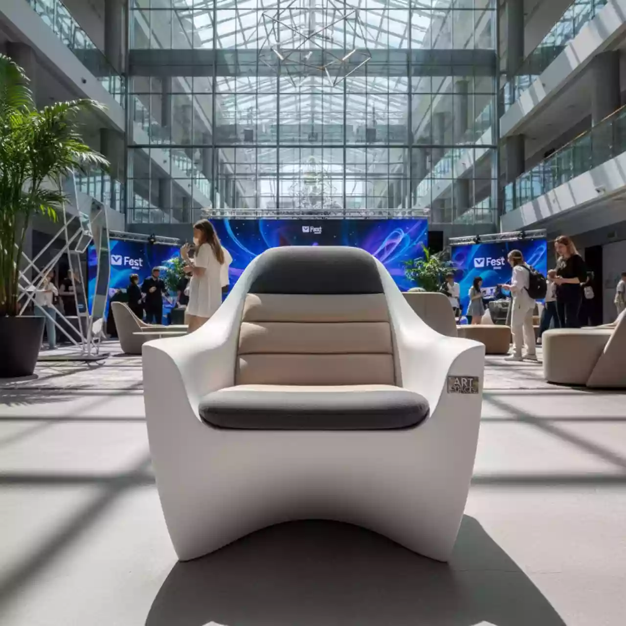 Аренда Кресло пластиковое Portofino с подушкой темно серого и бежевого цвета в гранд-отеле «Жемчужина» — ART SPACE