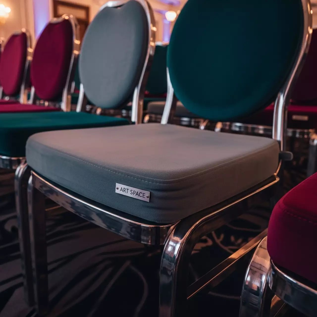 Аренда Кресло пластиковое с подушками Maximo Poltrona в Гранд Отель Сочи — ART SPACE