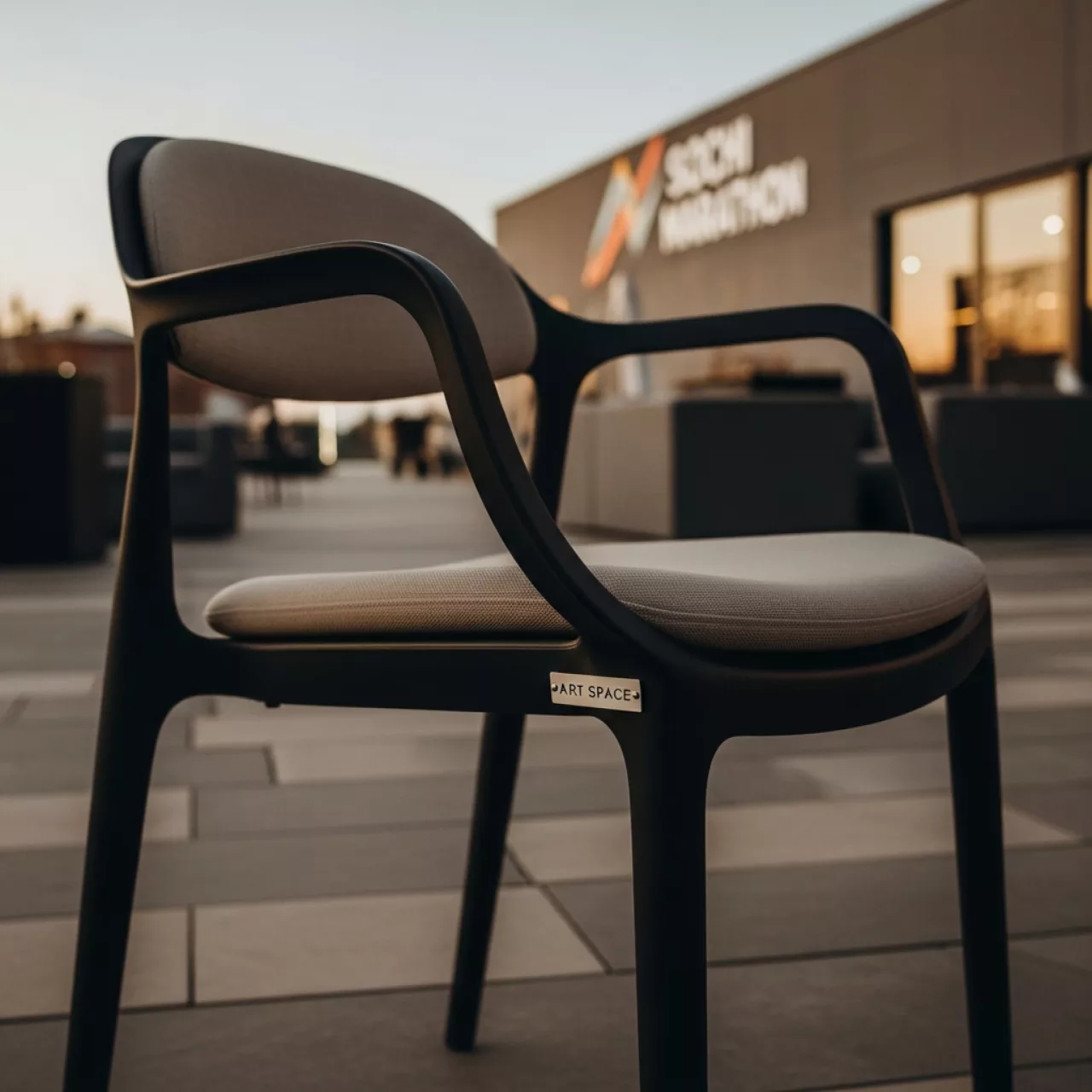 Аренда Кресло пластиковое с подушкой Portofino черное бежевое в Bridge Resort — ART SPACE