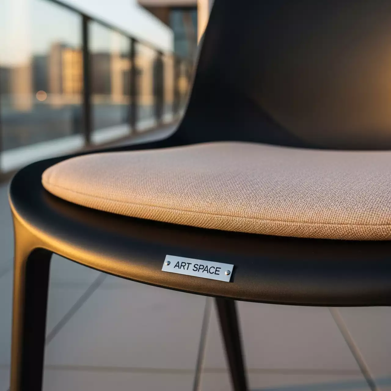 Аренда Кресло пластиковое с подушкой Portofino черный бежевый в Grand Karat Sochi — ART SPACE