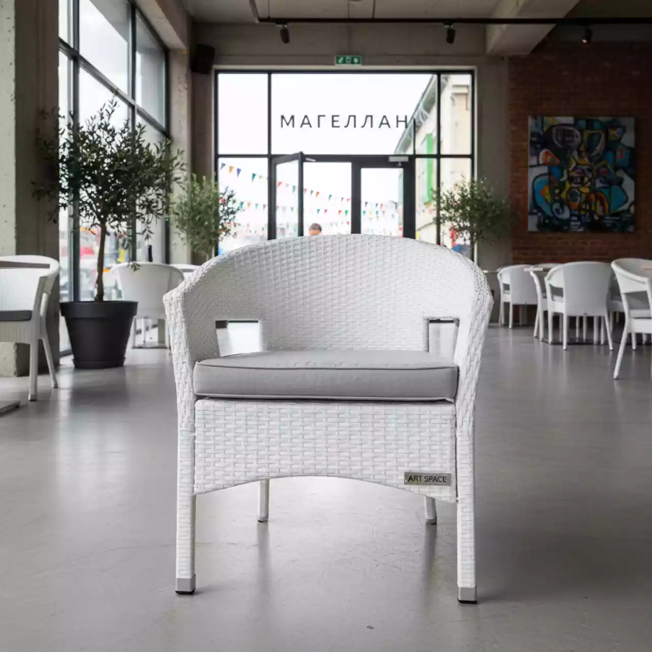Аренда Кресло плетеное Roma с подушкой белый светло серый в ресторане «Магеллан» — ART SPACE