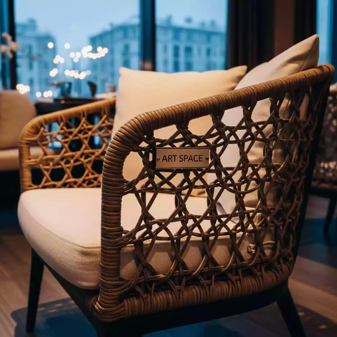 Аренда Кресло плетеное с подушками Miura Bisque в ресторане «Плакучая Ива» — ART SPACE