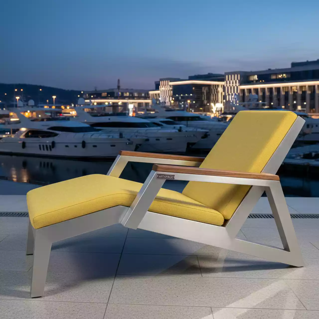 Аренда Кресло Quadro алюминий дуб мореный ткань Calista 6 лимонный на территории Морпорта Сочи — ART SPACE