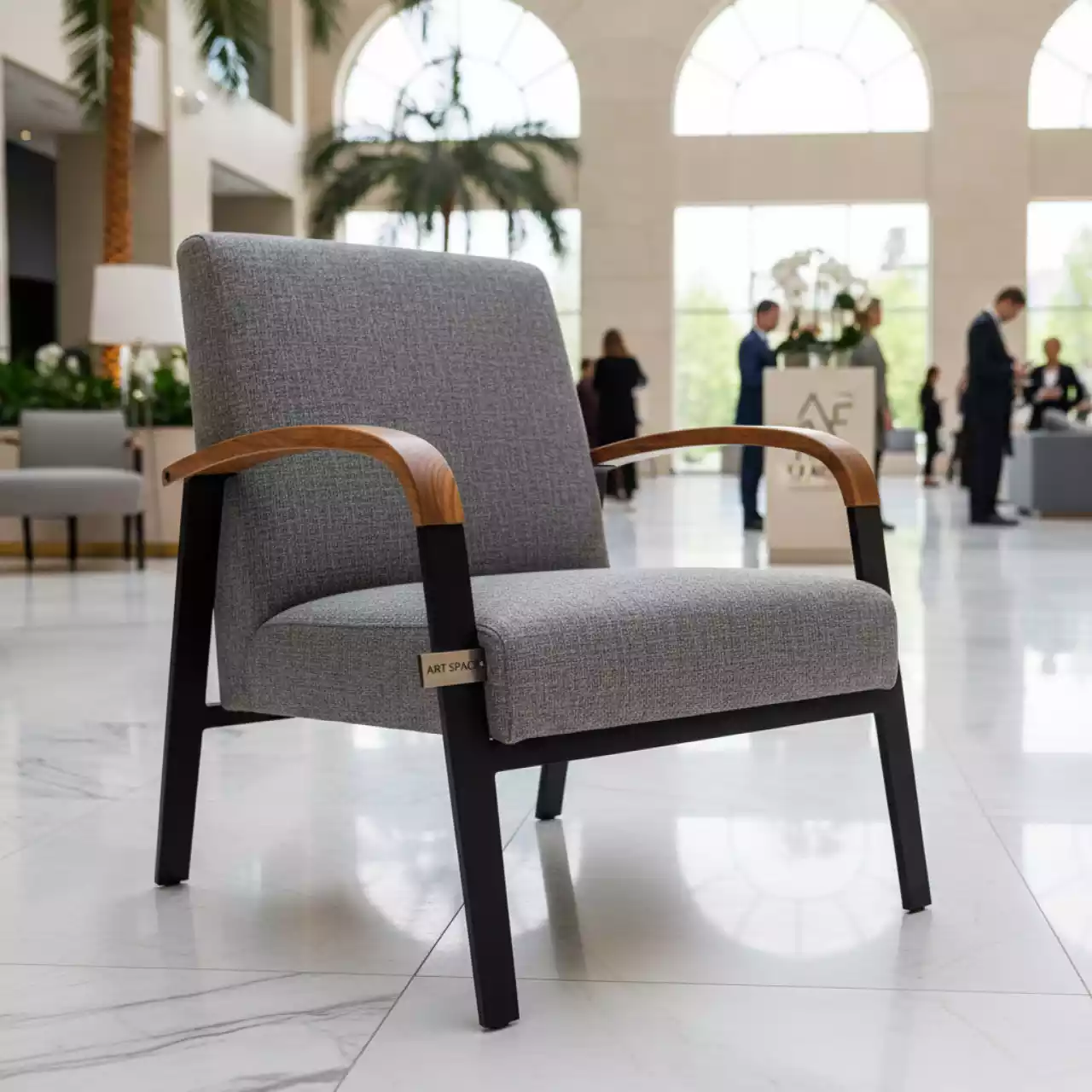 Аренда Кресло Quadro алюминий RAL 9005 термоясень ткань Mossle 994 серое в Pullman Sochi Centre — ART SPACE