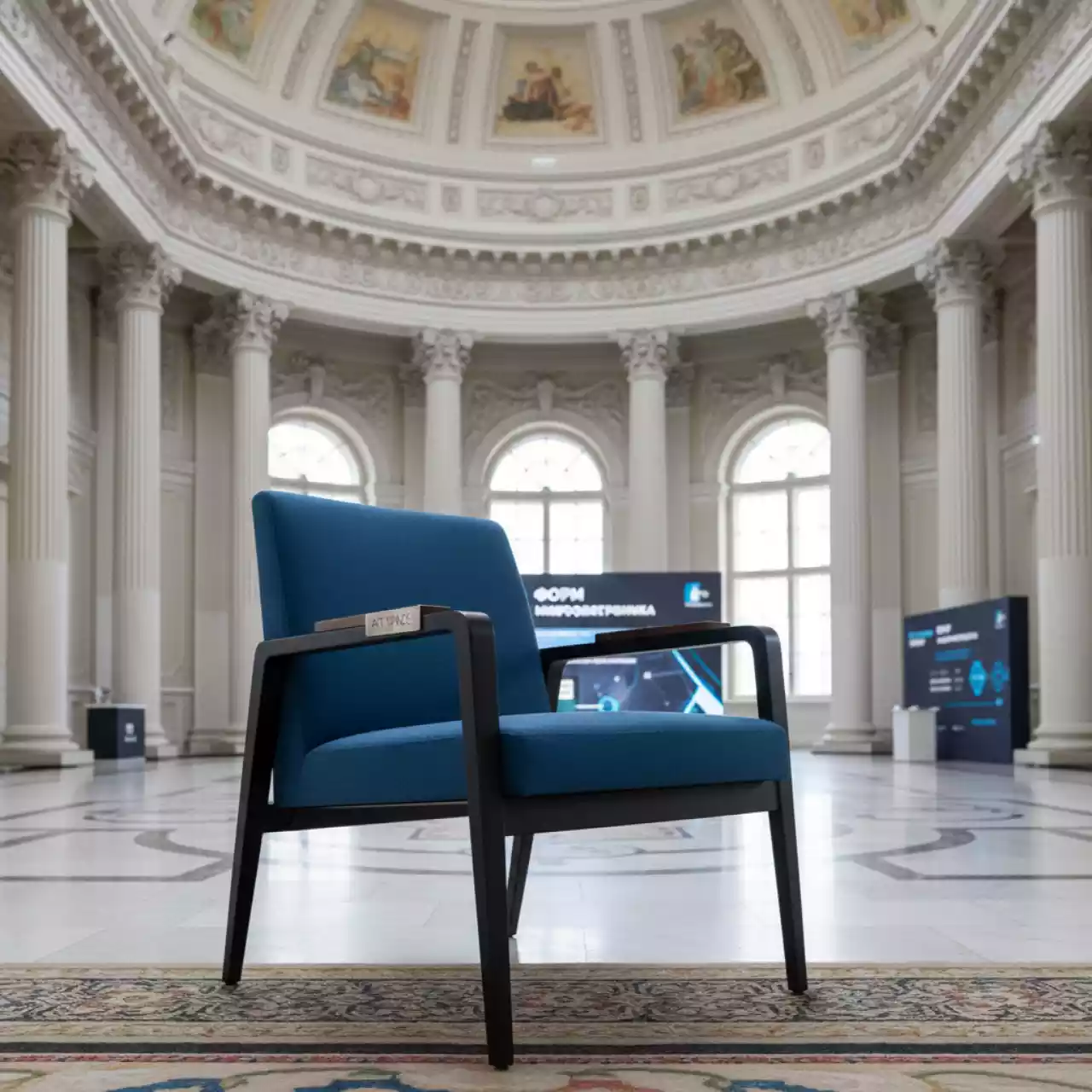 Аренда Кресло Quadro темно алюминиевый каркас термоясень черный ткань Mossle 878 синий в усадьбе Голицына — ART SPACE