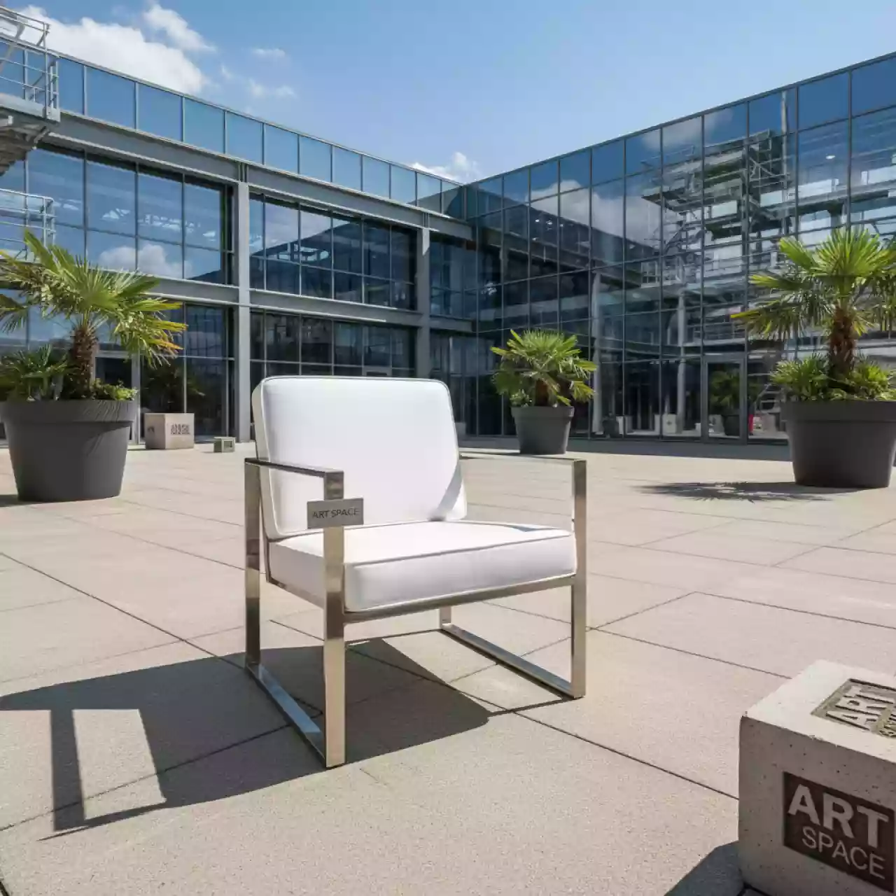 Аренда Кресло Реглан белое в Radisson Blu Resort & Congress Centre — ART SPACE