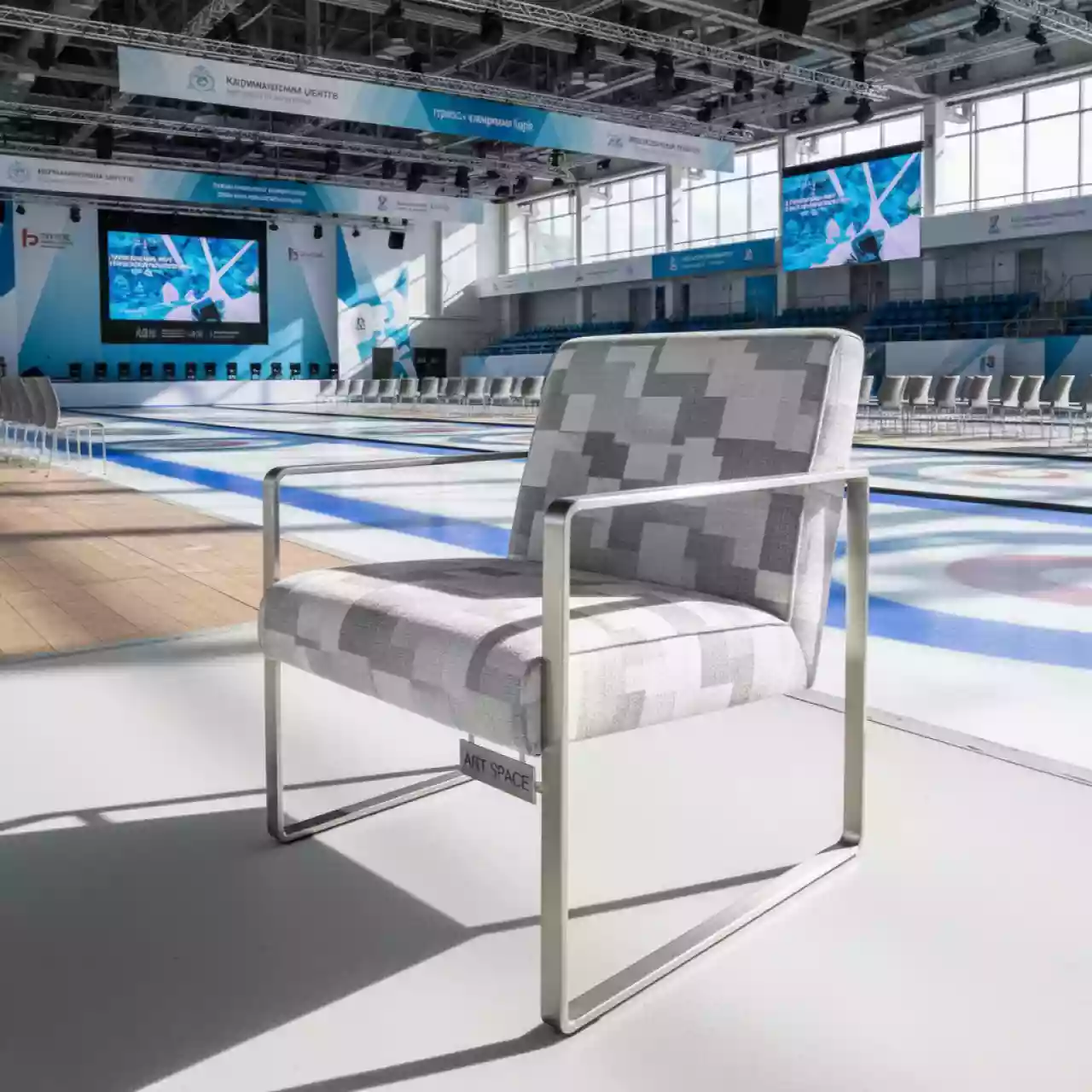Аренда Кресло Resolute для отдыха белый серый в Керлинговом центре «Ледяной куб» — ART SPACE