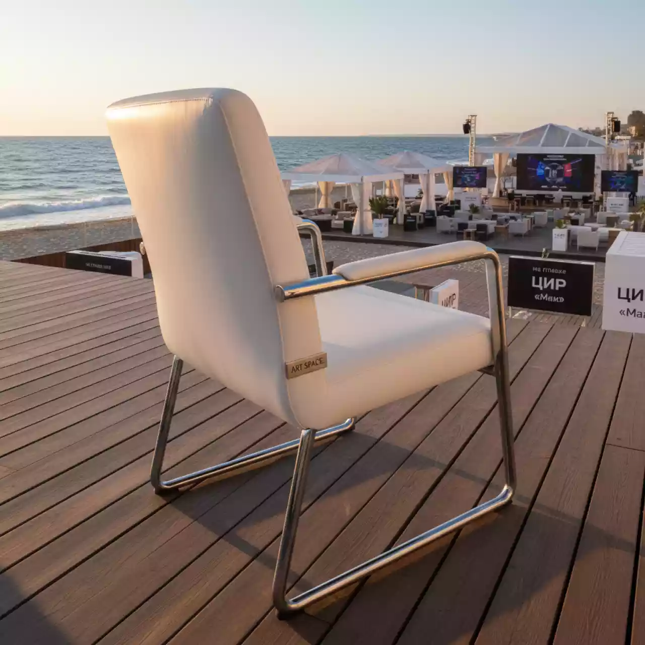 Аренда Кресло руководителя Veston белое на пляже «Маяк» — ART SPACE