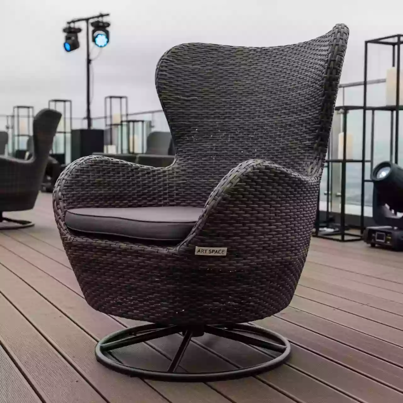 Аренда Кресло садовое поворотное техноротанг коричневое Аргос в ресторане «Voda» — ART SPACE