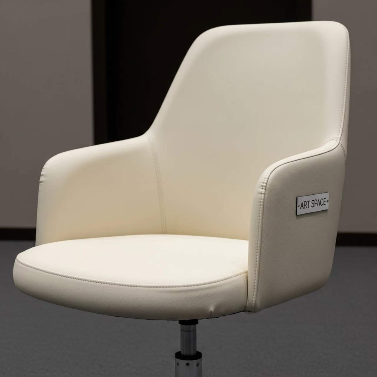 Аренда Кресло Самба офисное экокожа Galaxy Cream каркас хром в Courtyard by Marriott Sochi — ART SPACE