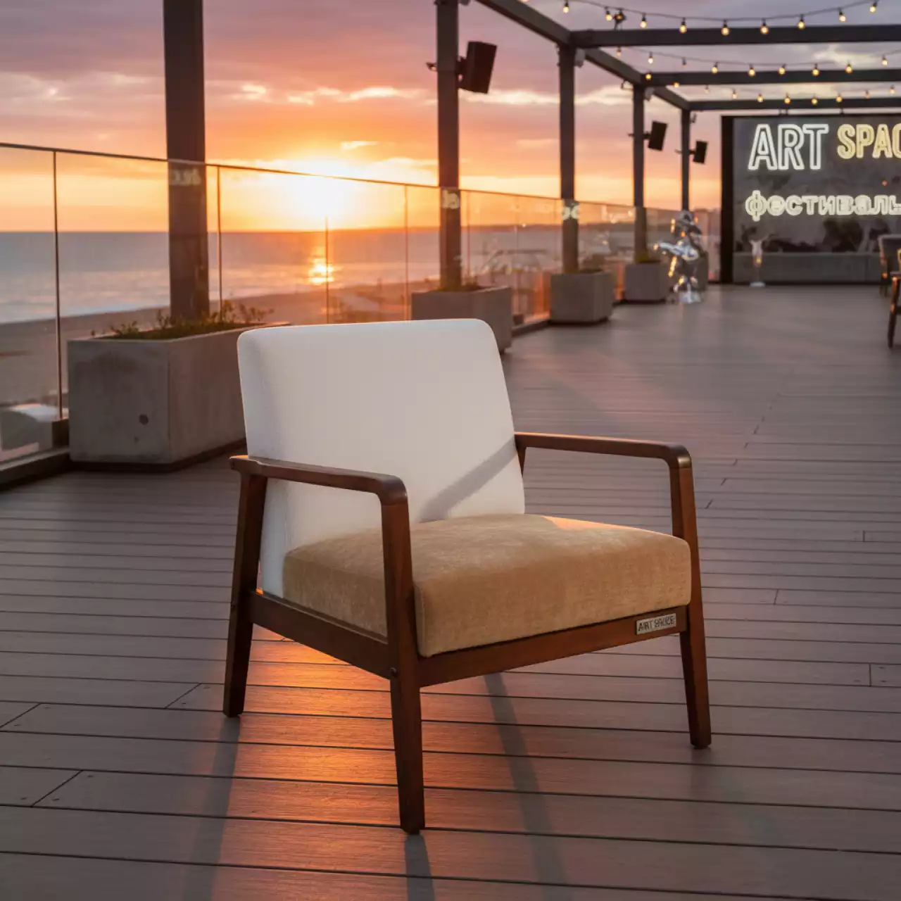 Аренда Кресло Шангрила шенилл Art Deco Ivori велюр Teddy 035 бук морилка старинный орех на пляже «Ривьера» — ART SPACE