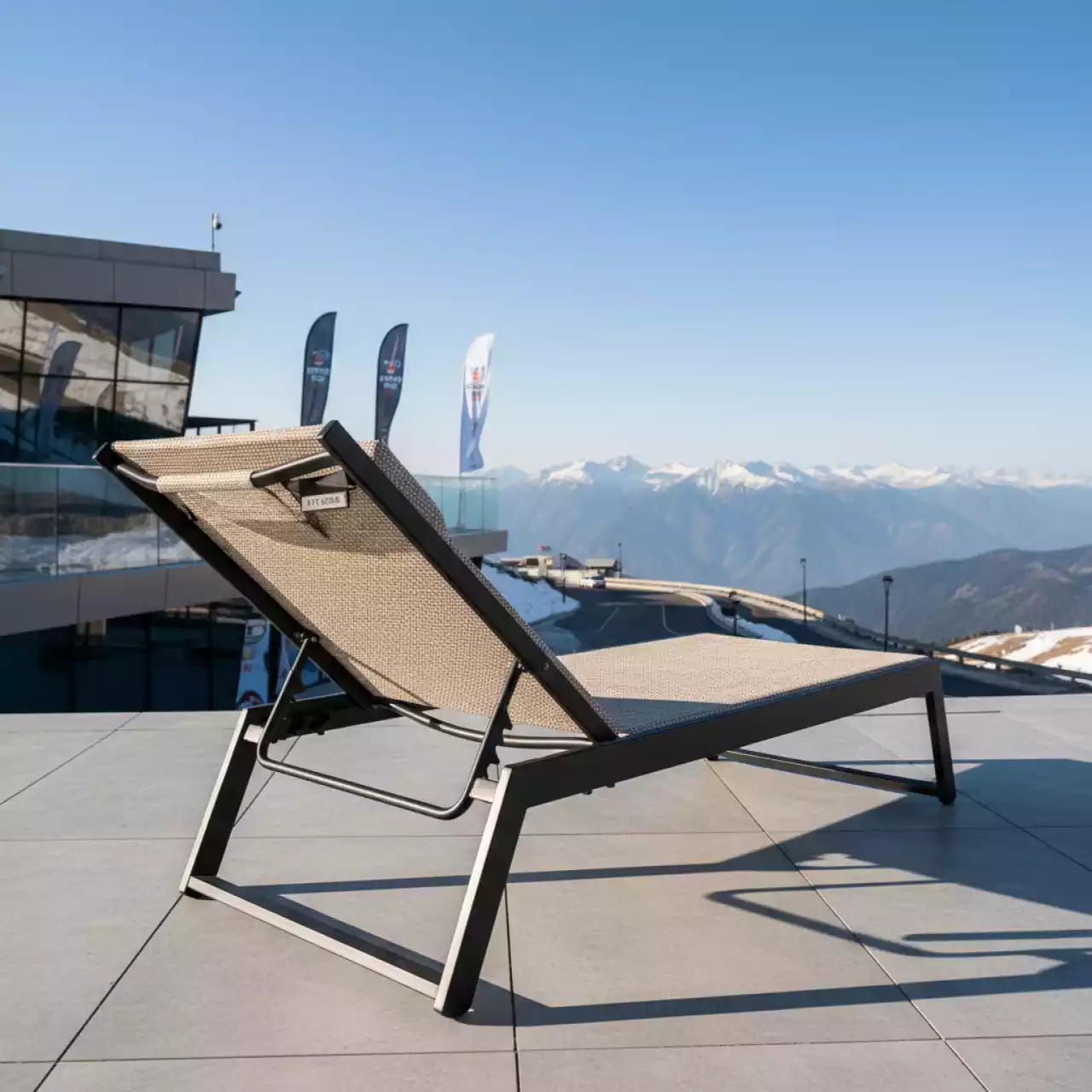 Аренда Кресло шезлонг Marinella текстиленовое складное на площадке Rosa Peak (2320м) — ART SPACE