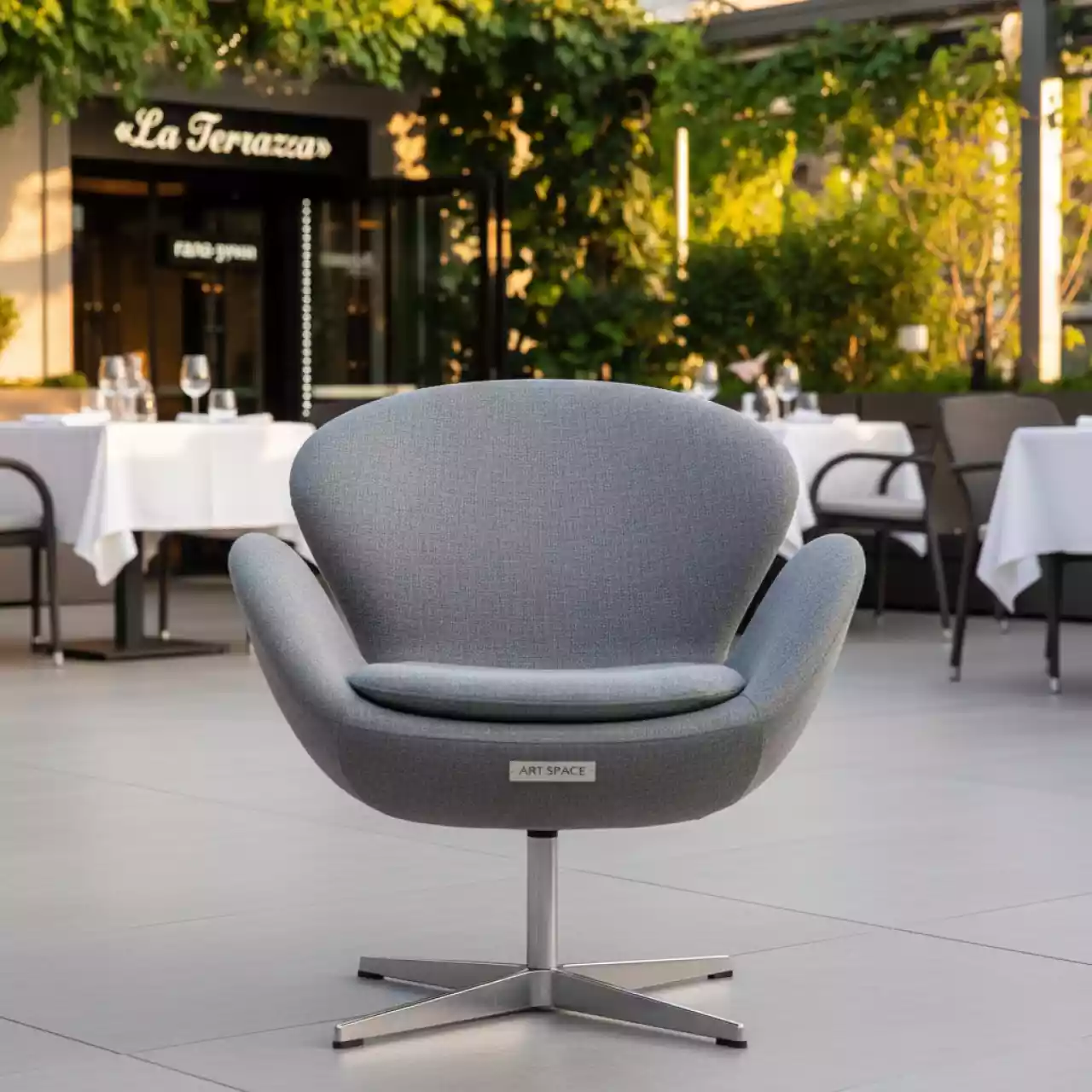Аренда Кресло Swan Lux Grey серое в ресторане «La Terrazza» — ART SPACE