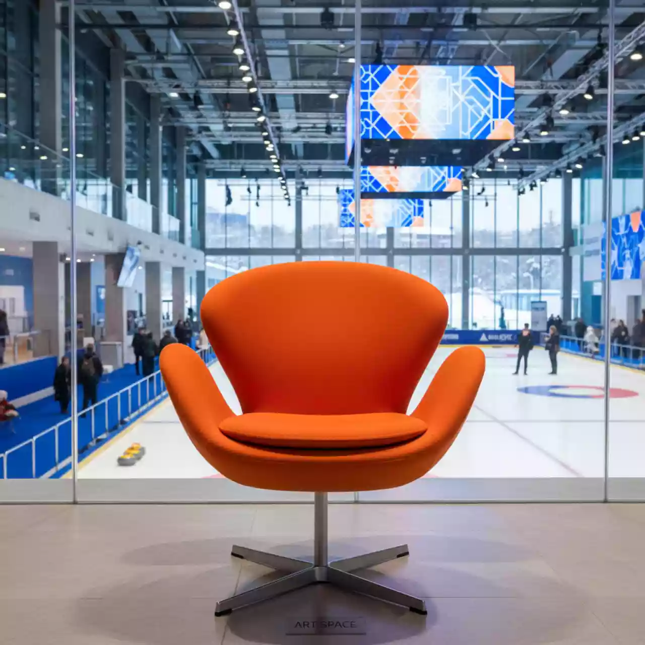 Аренда Кресло Swan Orange оранжевое в Керлинговом центре «Ледяной куб» — ART SPACE