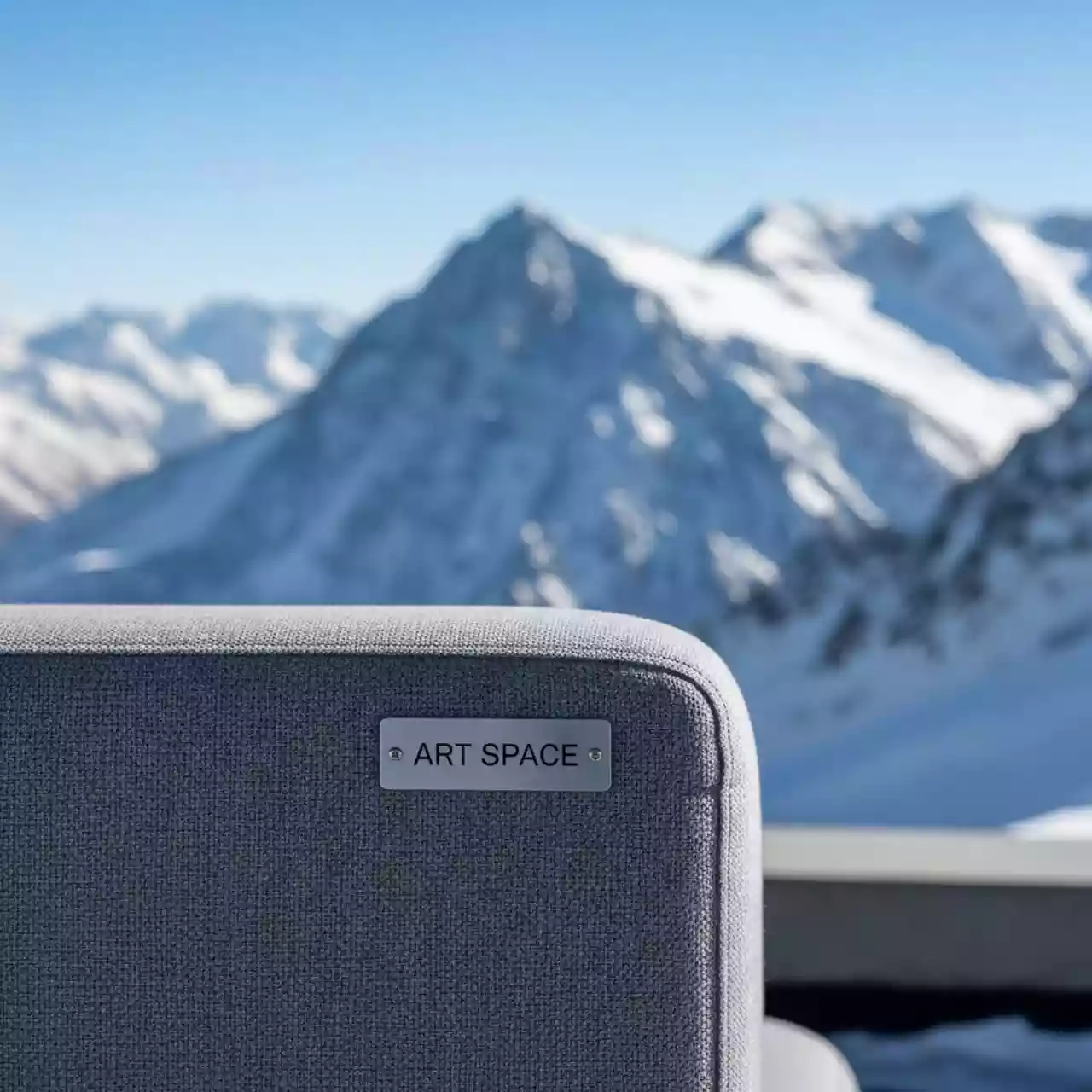 Аренда Кресло Thesis серый на площадке Rosa Peak (2320м) — ART SPACE