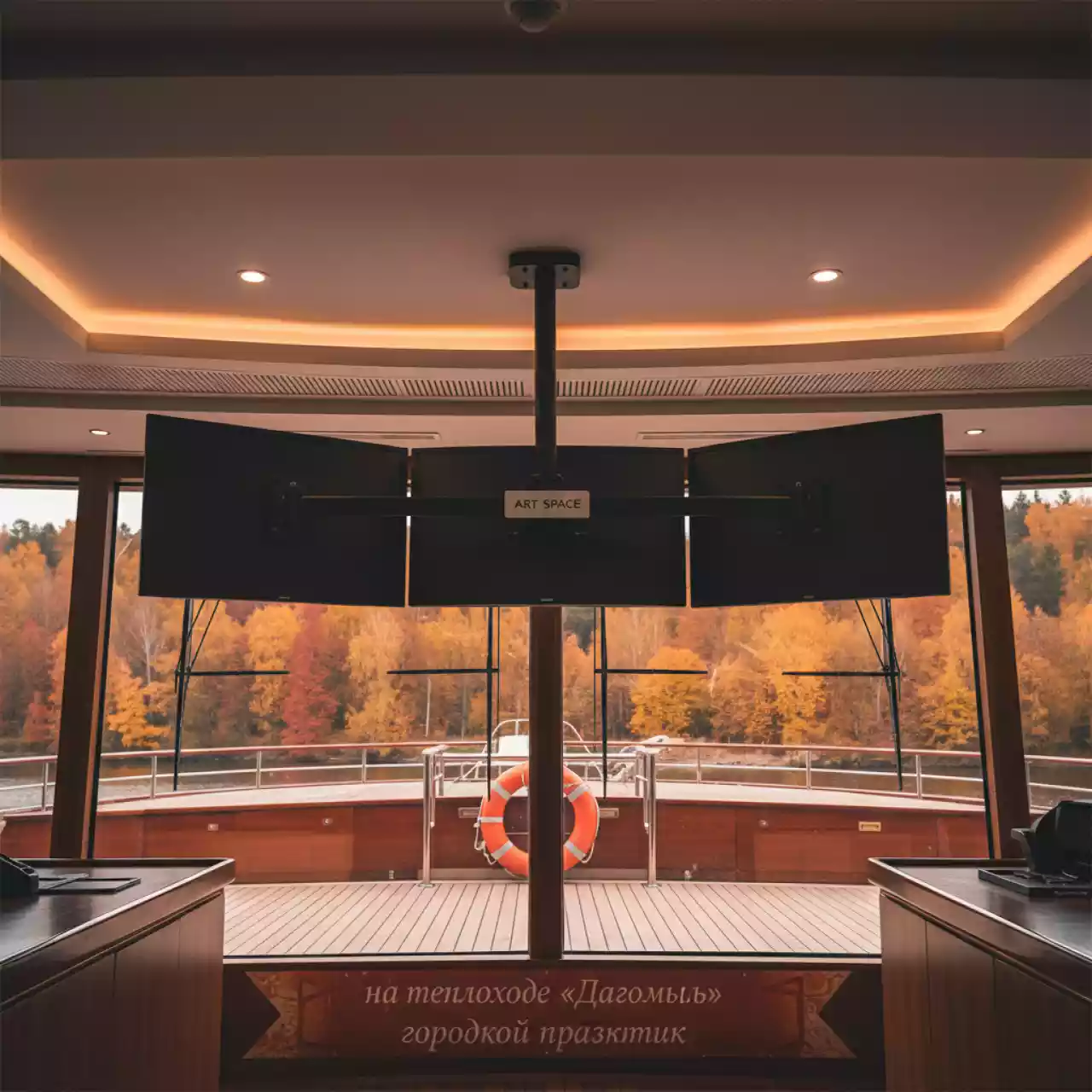 Аренда Кронштейн потолочный ONKRON CPRO2L 3 чёрный для 3 телевизоров 32 63 на теплоходе «Дагомыс» — ART SPACE