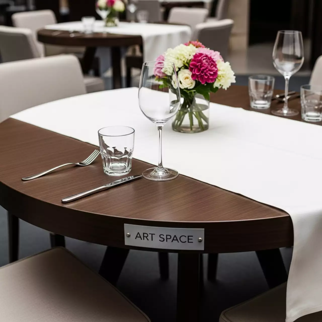 Аренда Круглый стол под скатерть коричневый диаметр 180 в Mercure Сочи Центр — ART SPACE