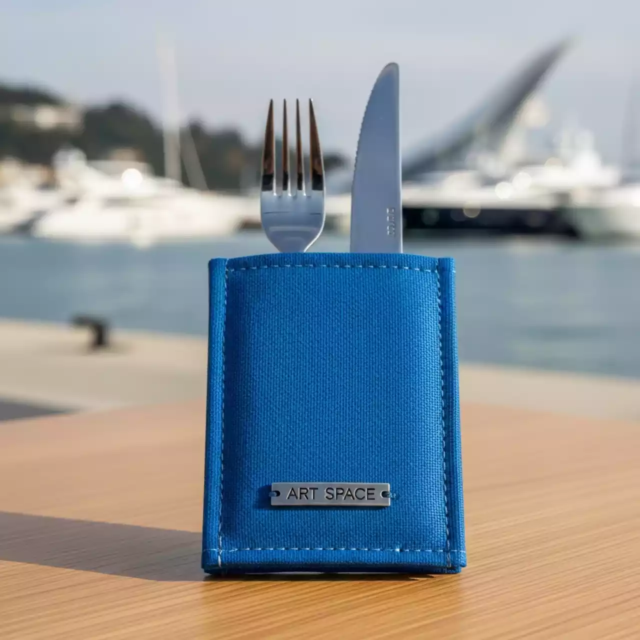 Аренда Куверт на 2 прибора королевский синий на территории Морпорта Сочи — ART SPACE