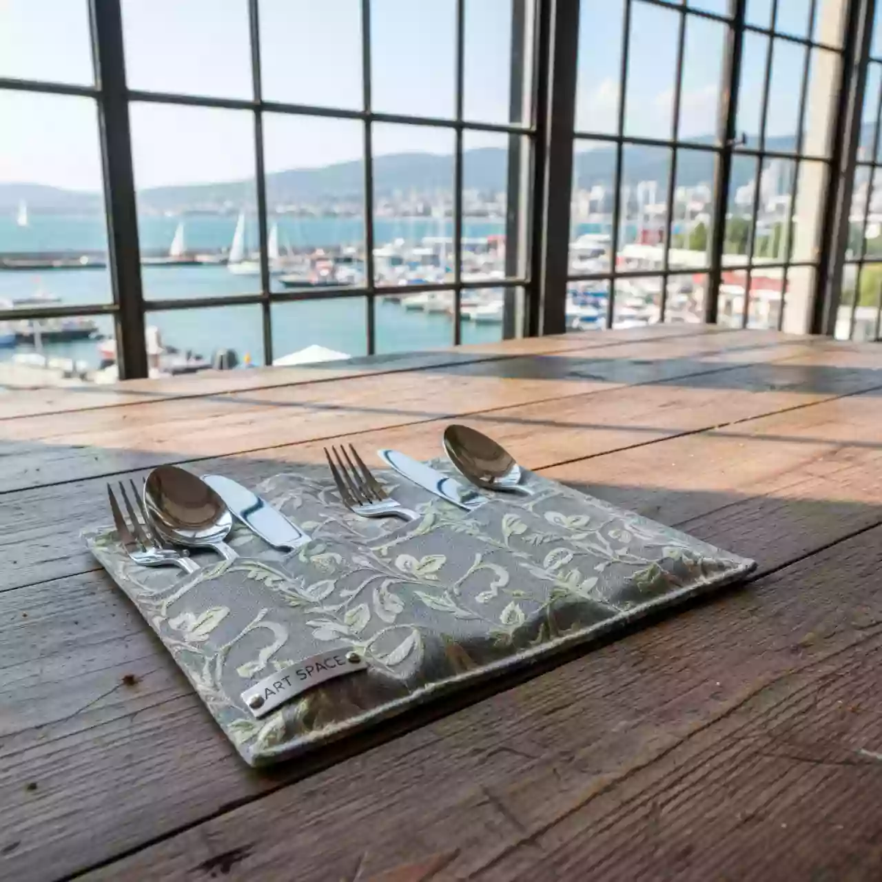 Аренда Куверт на 2 прибора журавинка цветок серый на парусной регате (Сочи) — ART SPACE