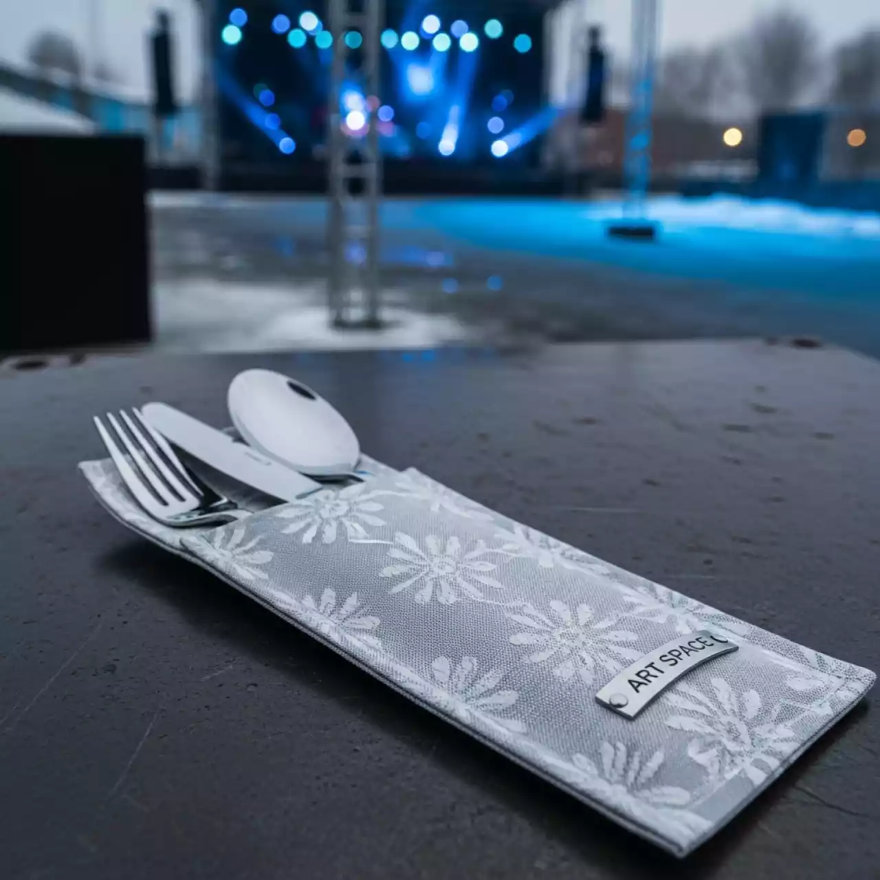 Аренда Куверт журавинка на 3 прибора цветок светло серый в банкетном зале «Дельфин» — ART SPACE